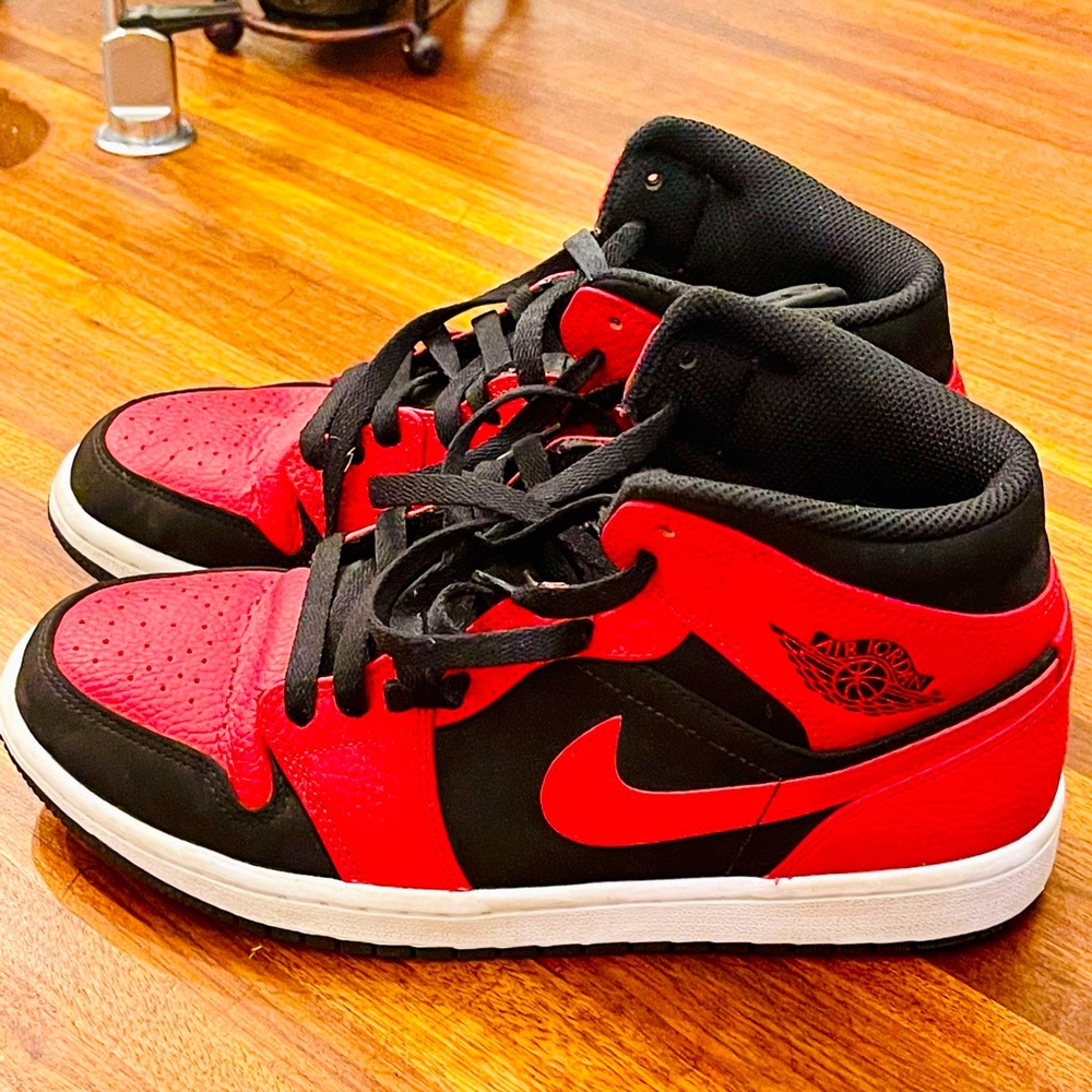 Jordan 1 Mid Reverse Bred Sneakers